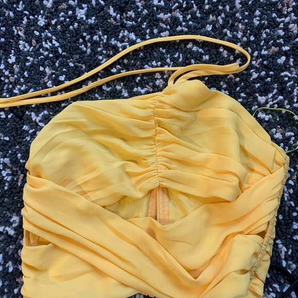superdown- harlie Halter yellow cross Strappy crop top - Picture 4 of 4